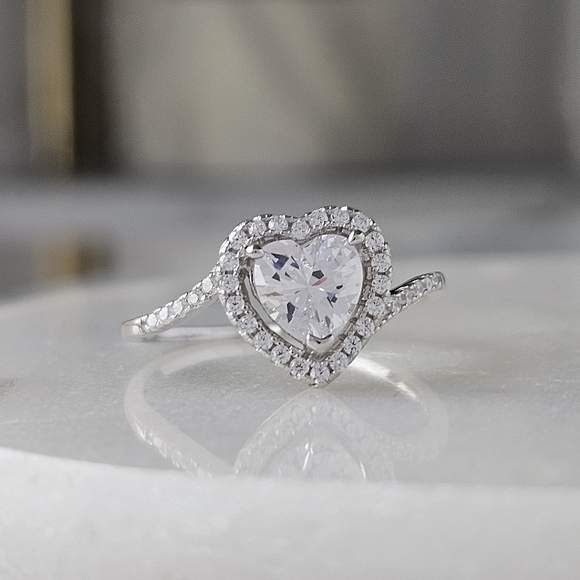 Elegant Heart Ring, 925 Sterling Silver, Size 7 Valentines Gift - Picture 2 of 4